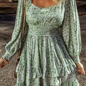 Mini-robe à volants et taille froncée