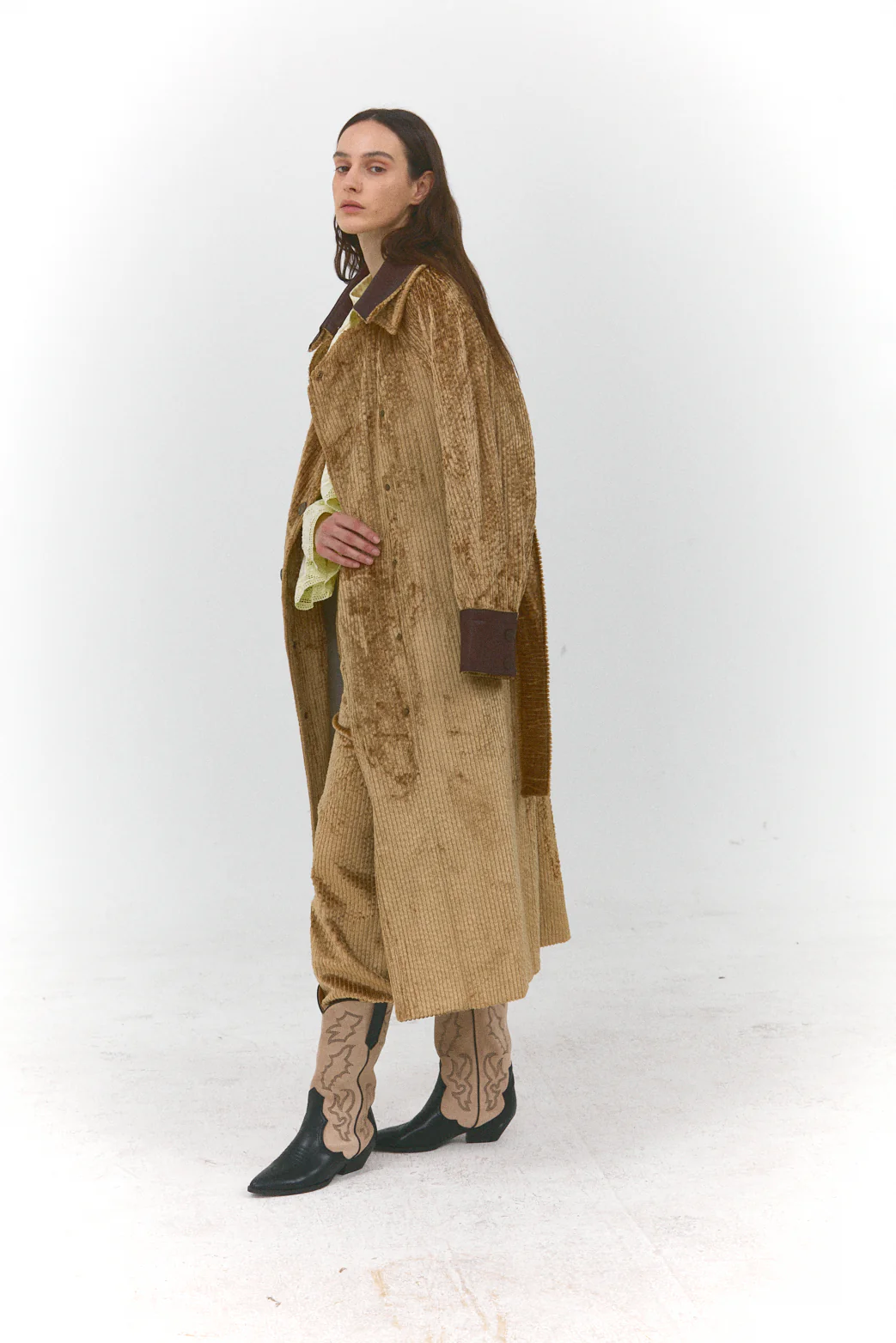 Aurèle – Manteau long à rayures côtelées et col en cuir – Image 3