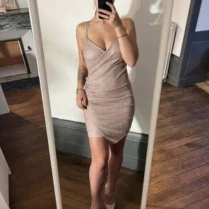 Robe pailletée drapée